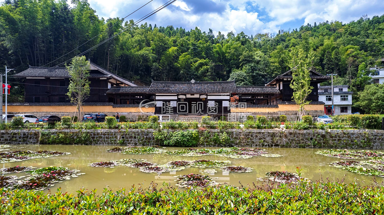 隆回鸭田战斗指挥所院前，一口藕塘