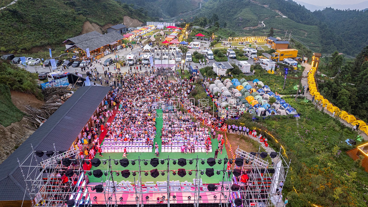 音乐活动现场_隆回龙瑶幽谷首届房车露营云上音乐美食季