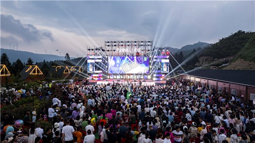 活动现场_隆回龙瑶幽谷首届房车露营云上音乐美食季