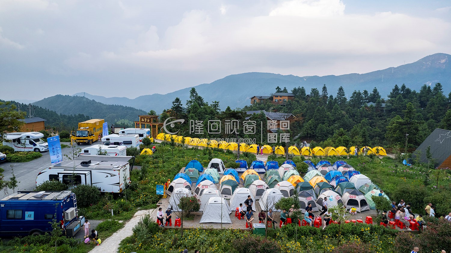 主会场旁的帐篷基地_隆回龙瑶幽谷首届房车露营云上音乐美食季