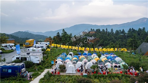 主会场旁的帐篷基地_隆回龙瑶幽谷首届房车露营云上音乐美食季