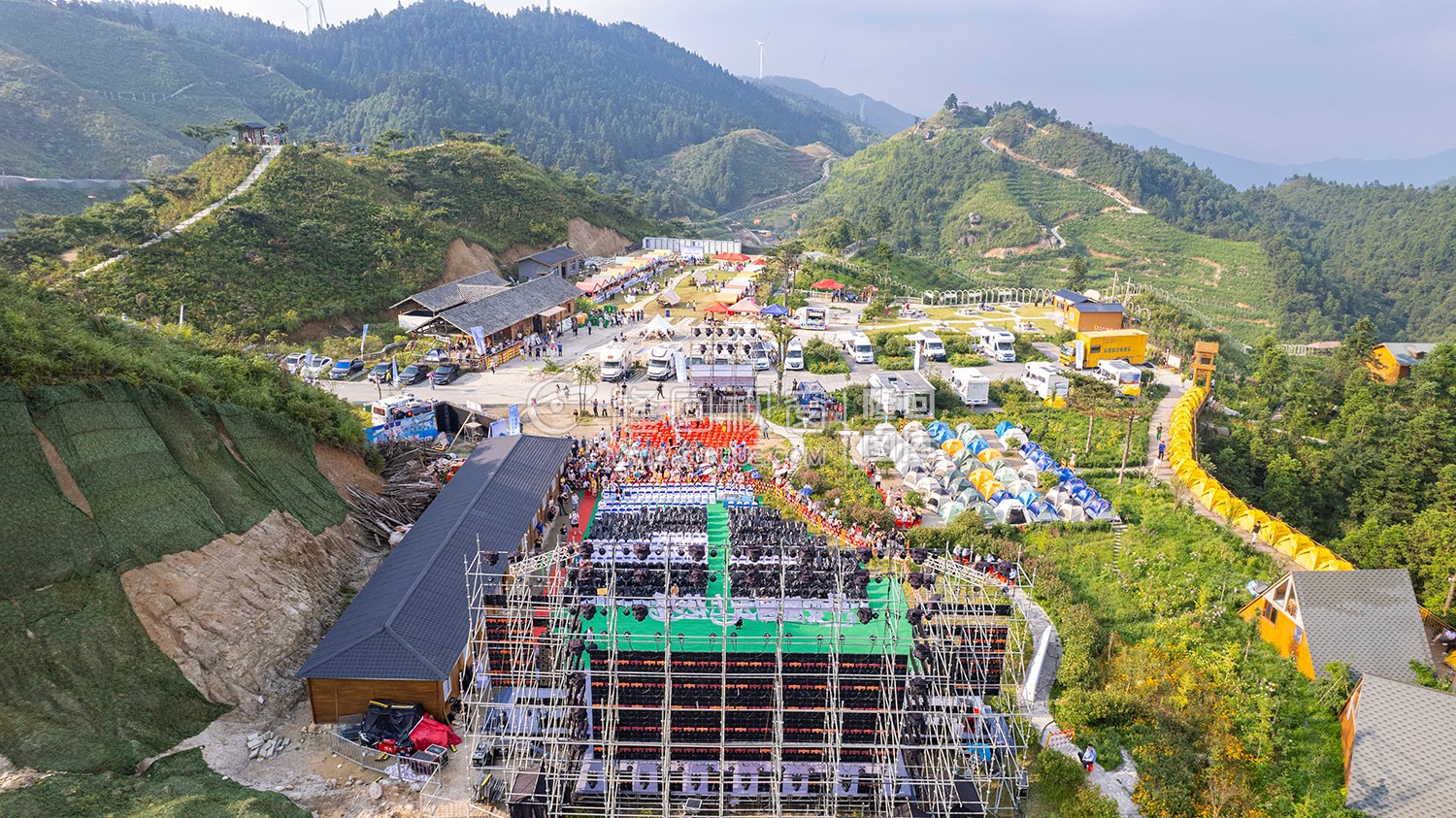 活动现场_隆回龙瑶幽谷首届房车露营云上音乐美食季