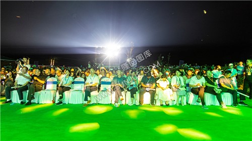 现场嘉宾与观众_隆回龙瑶幽谷首届房车露营云上音乐美食季