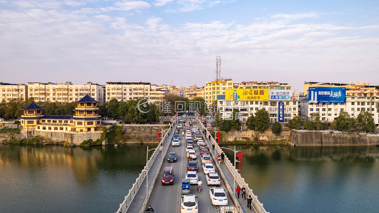 隆回春节期间河岸两旁美丽风景