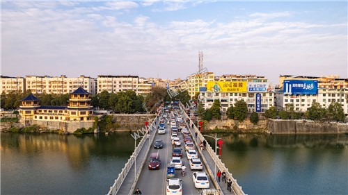隆回春节期间河岸两旁美丽风景
