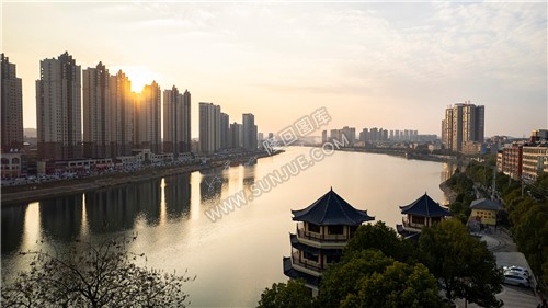 八角楼旁两岸风光