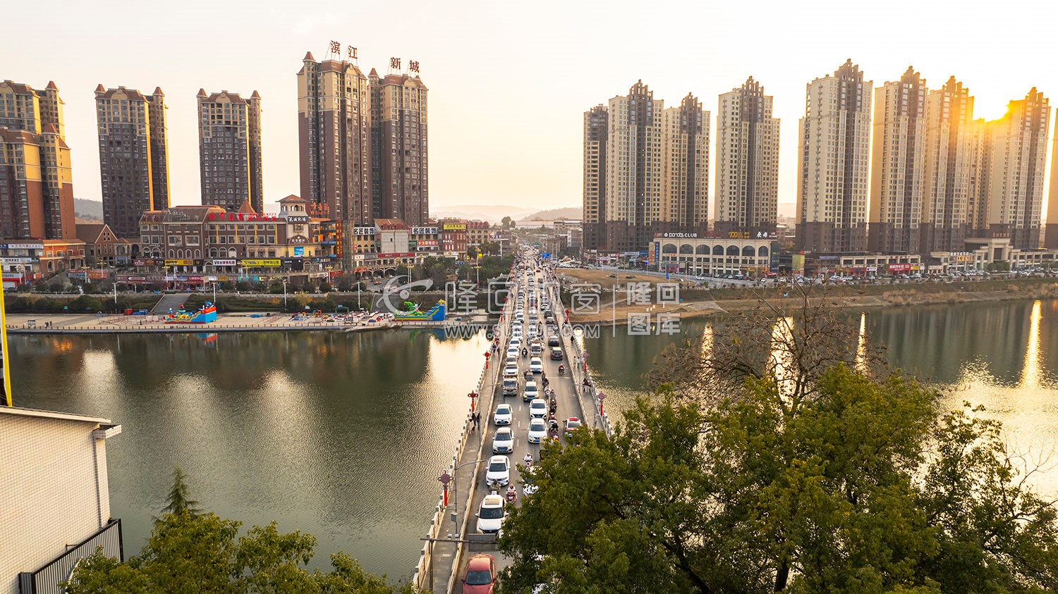 隆回大桥车水马龙