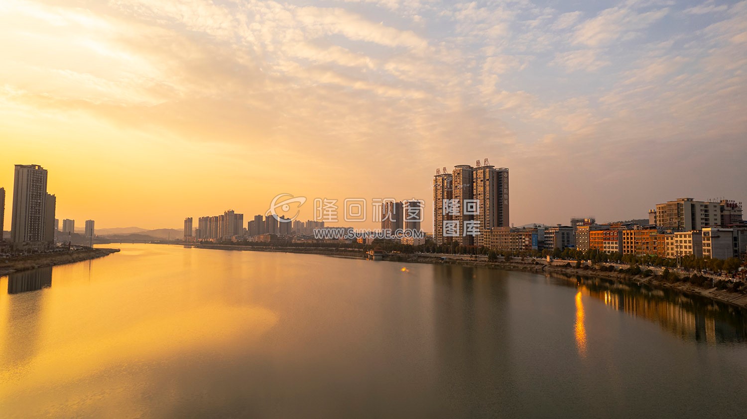 隆回赧水河岸风光 右边高楼为向华地产