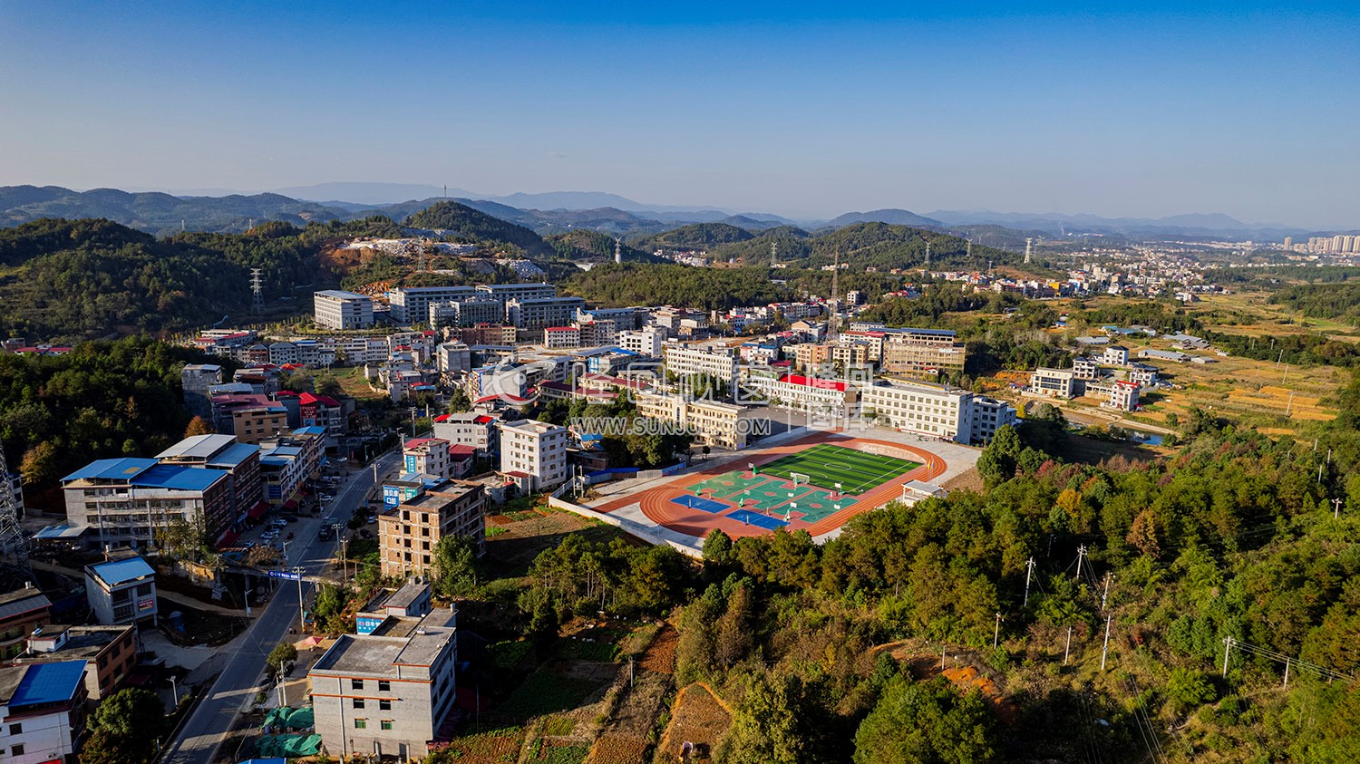 位于三阁司镇街区的三阁司中学