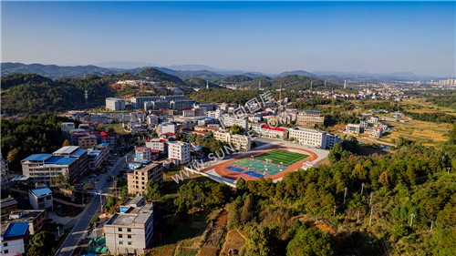 位于三阁司镇街区的三阁司中学