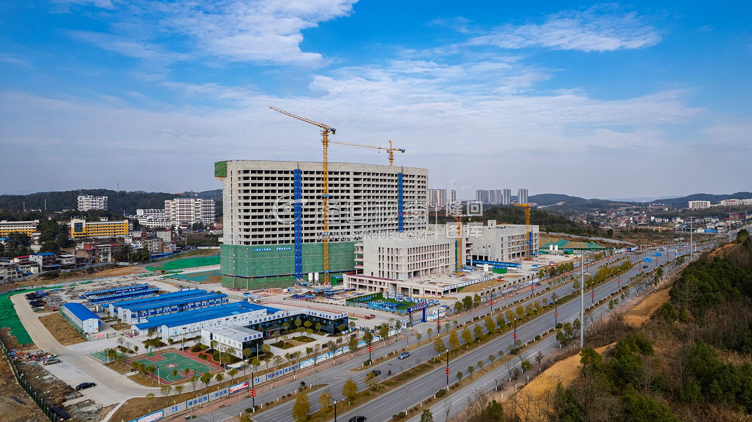 位于隆回大道旁的隆回人民医院新院