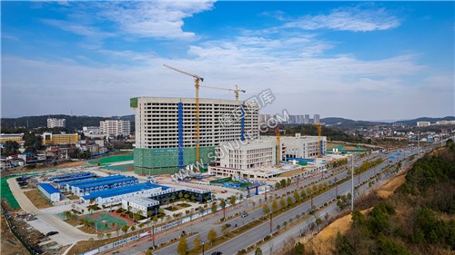 位于隆回大道旁的隆回人民医院新院