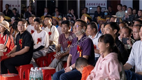 活动嘉宾与观众-隆回草原学校2024年六一文艺汇演