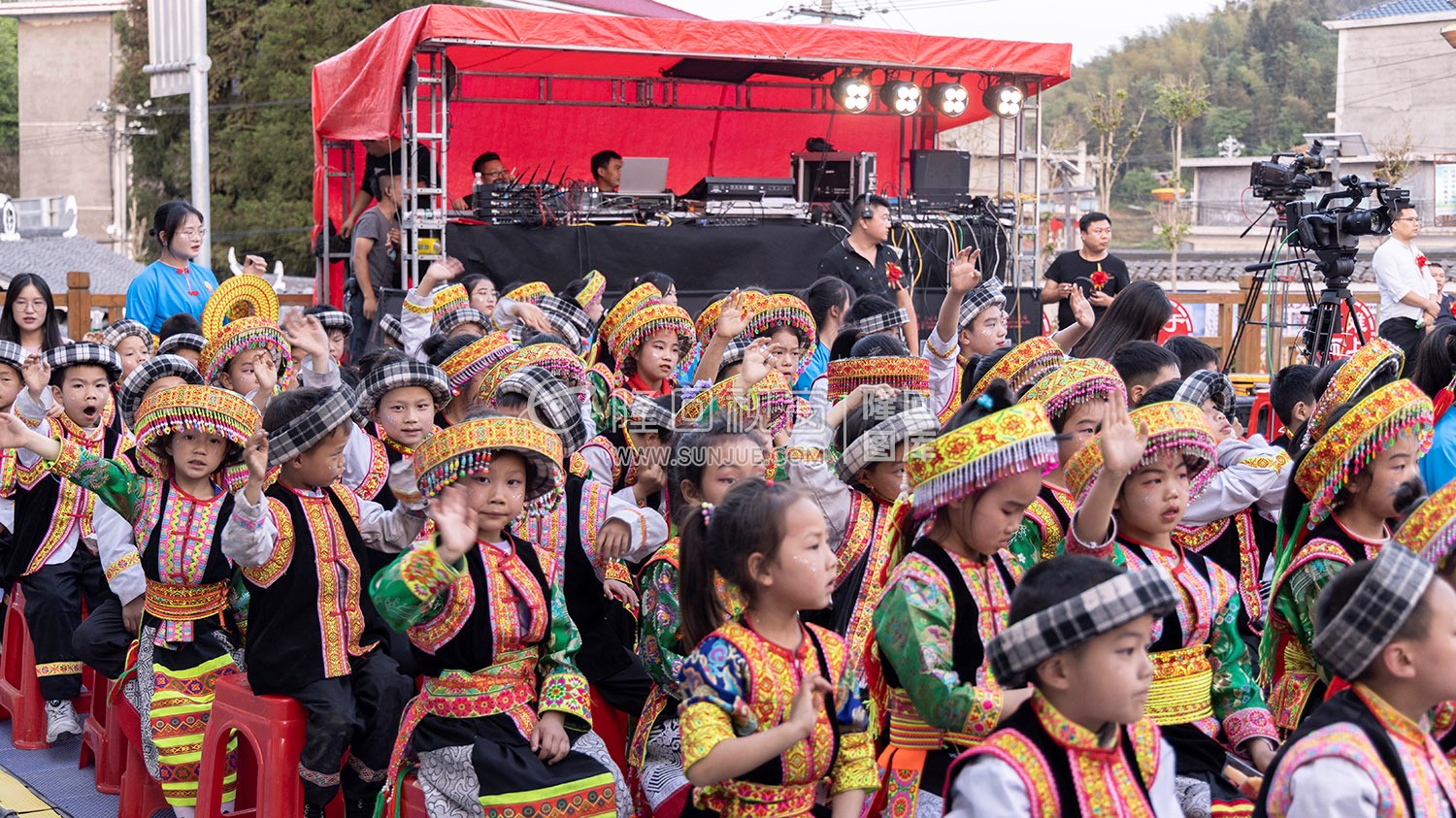 身穿瑶服的学生们-隆回草原学校2024年六一文艺汇演