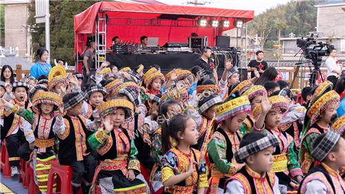 身穿瑶服的学生们-隆回草原学校2024年六一文艺汇演