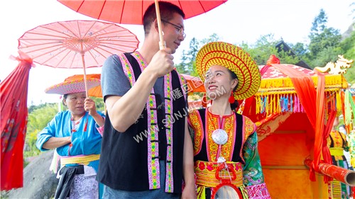 新郎与新娘甜蜜对视-隆回花瑶婚俗活动