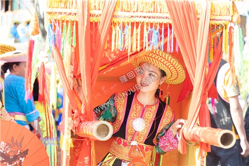 坐在花轿里的新娘-隆回花瑶婚俗活动