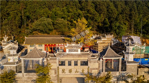 东山禅院新修葺的牌楼正门