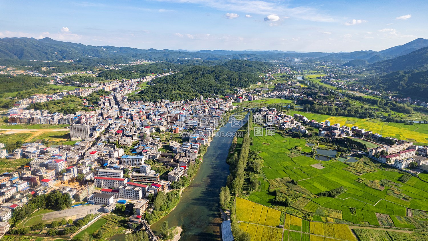 大坝上看六都寨镇街区全貌-隆回六都寨水库-魏源湖