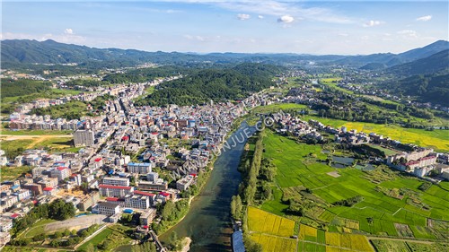 大坝上看六都寨镇街区全貌-隆回六都寨水库-魏源湖