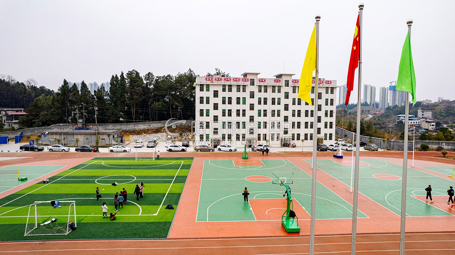 操场与教师宿舍楼-五里中学