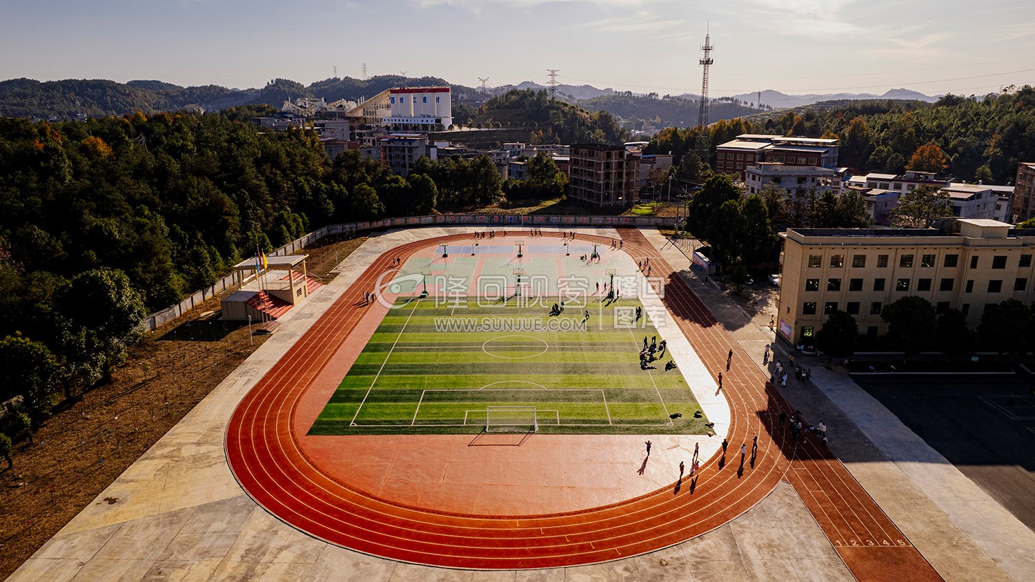 足球场与橡胶跑道-三阁司中学