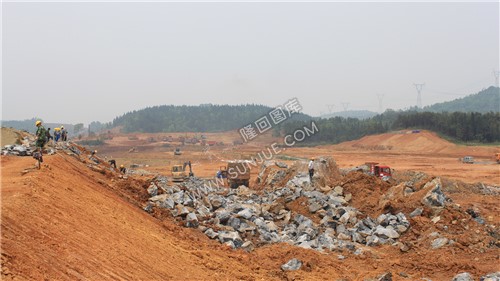 工人们在作业修堡坎