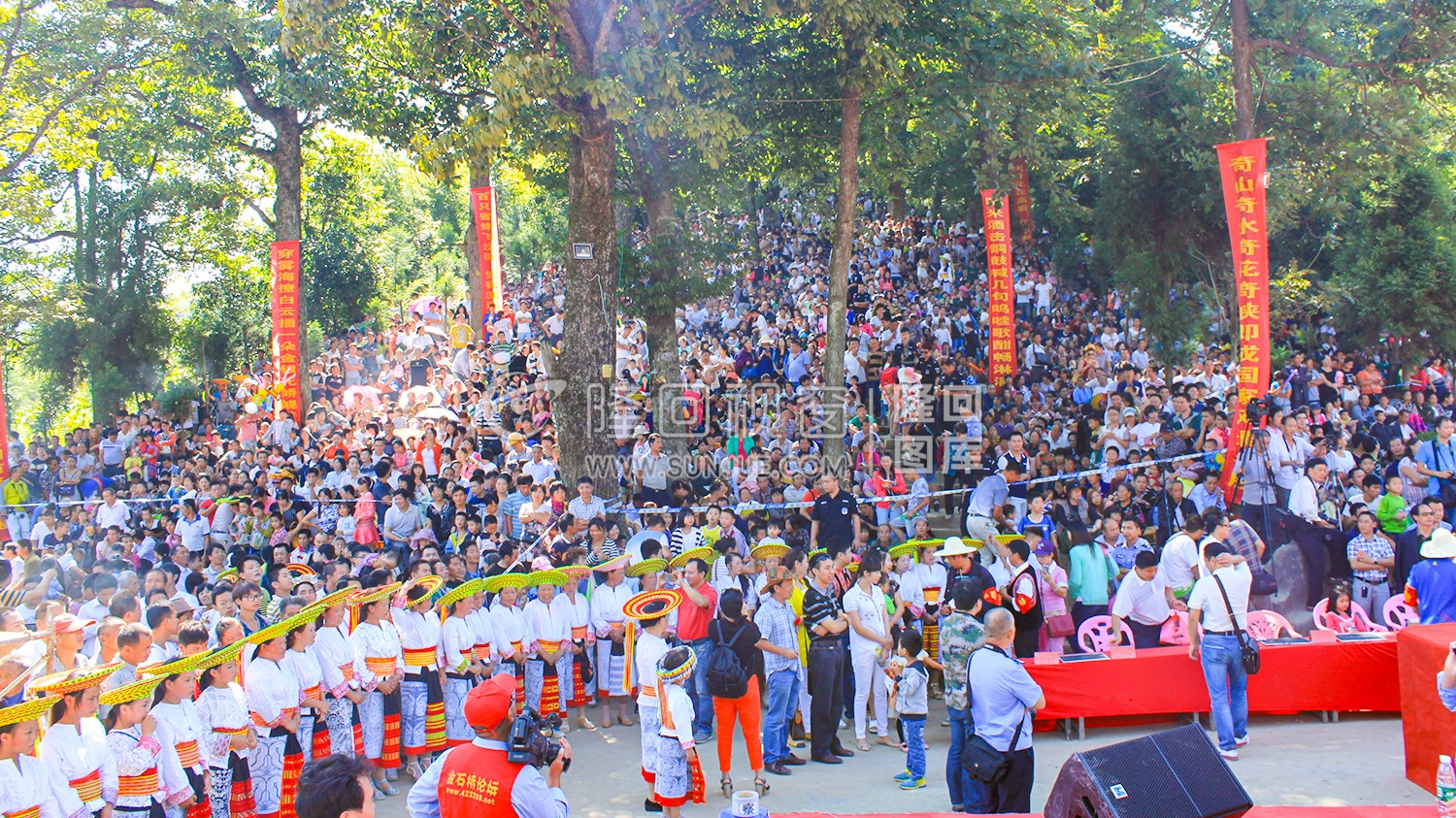 崇木凼古树林人山人海-2015隆回花瑶讨僚皈活动