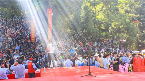 崇木凼古树林人山人海-2015隆回花瑶讨僚皈活动