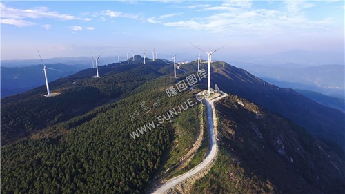 隆回白马山，离天三尺三，人过要低头，马过要落鞍