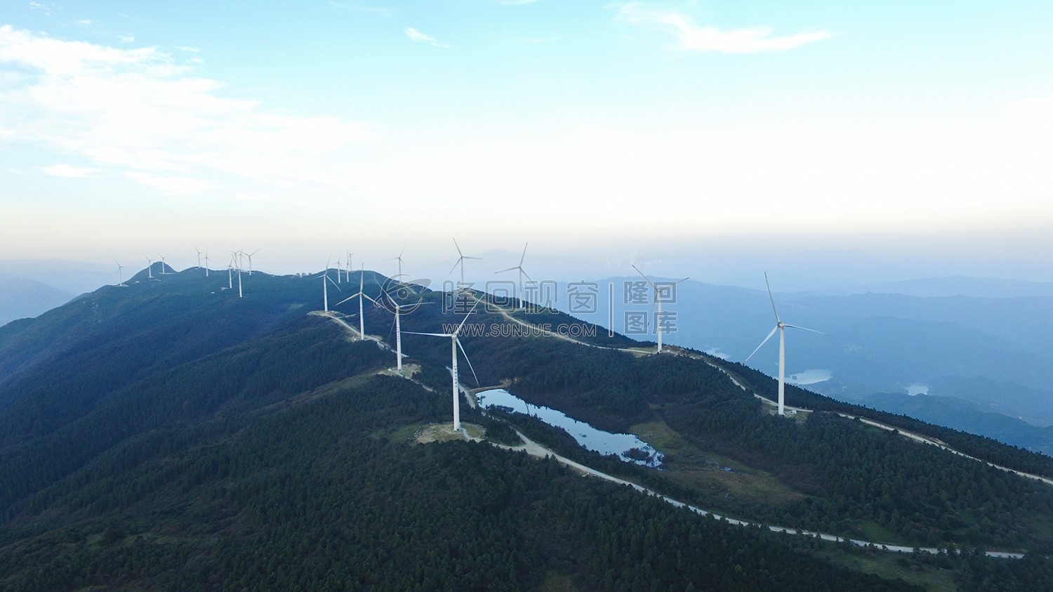 隆回白马山，离天三尺三，人过要低头，马过要落鞍