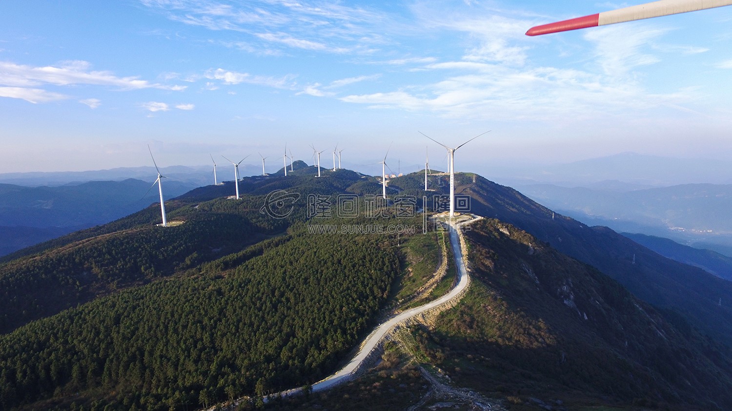 隆回白马山，离天三尺三，人过要低头，马过要落鞍