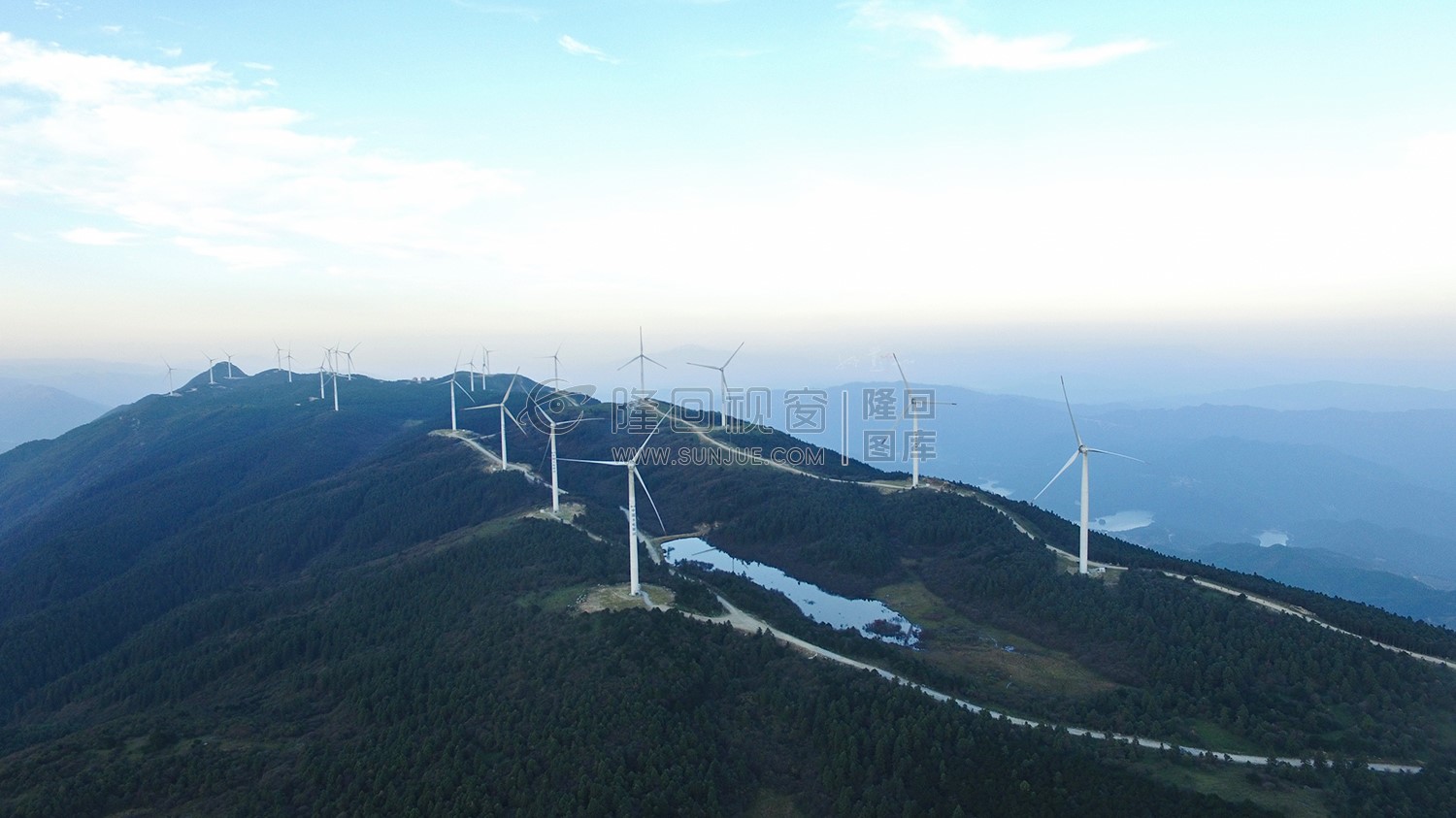 隆回白马山，离天三尺三，人过要低头，马过要落鞍