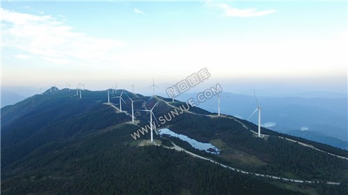 隆回白马山，离天三尺三，人过要低头，马过要落鞍