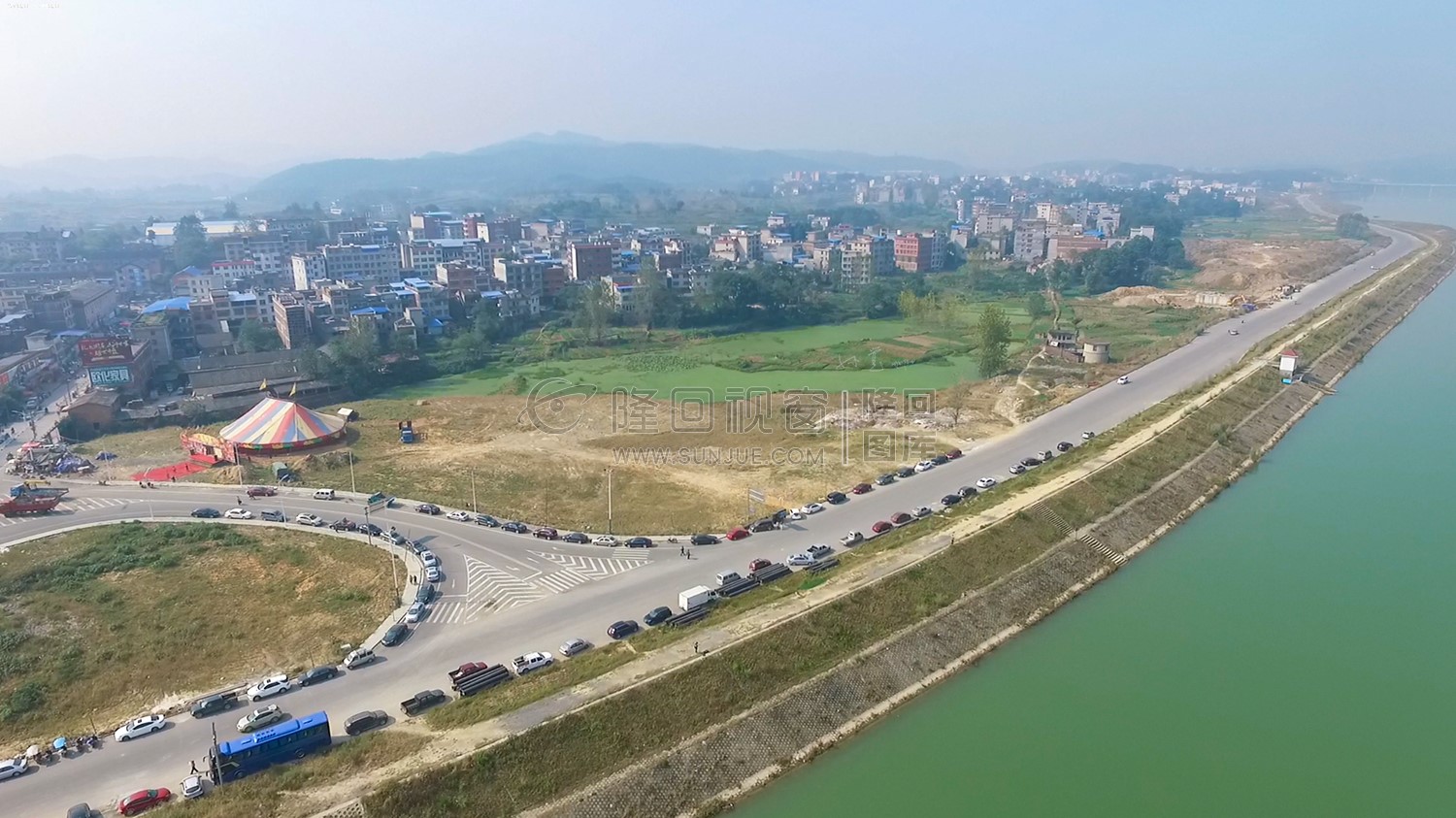 赧水南岸，还处于待开发阶段，隆回县城赧水河两岸