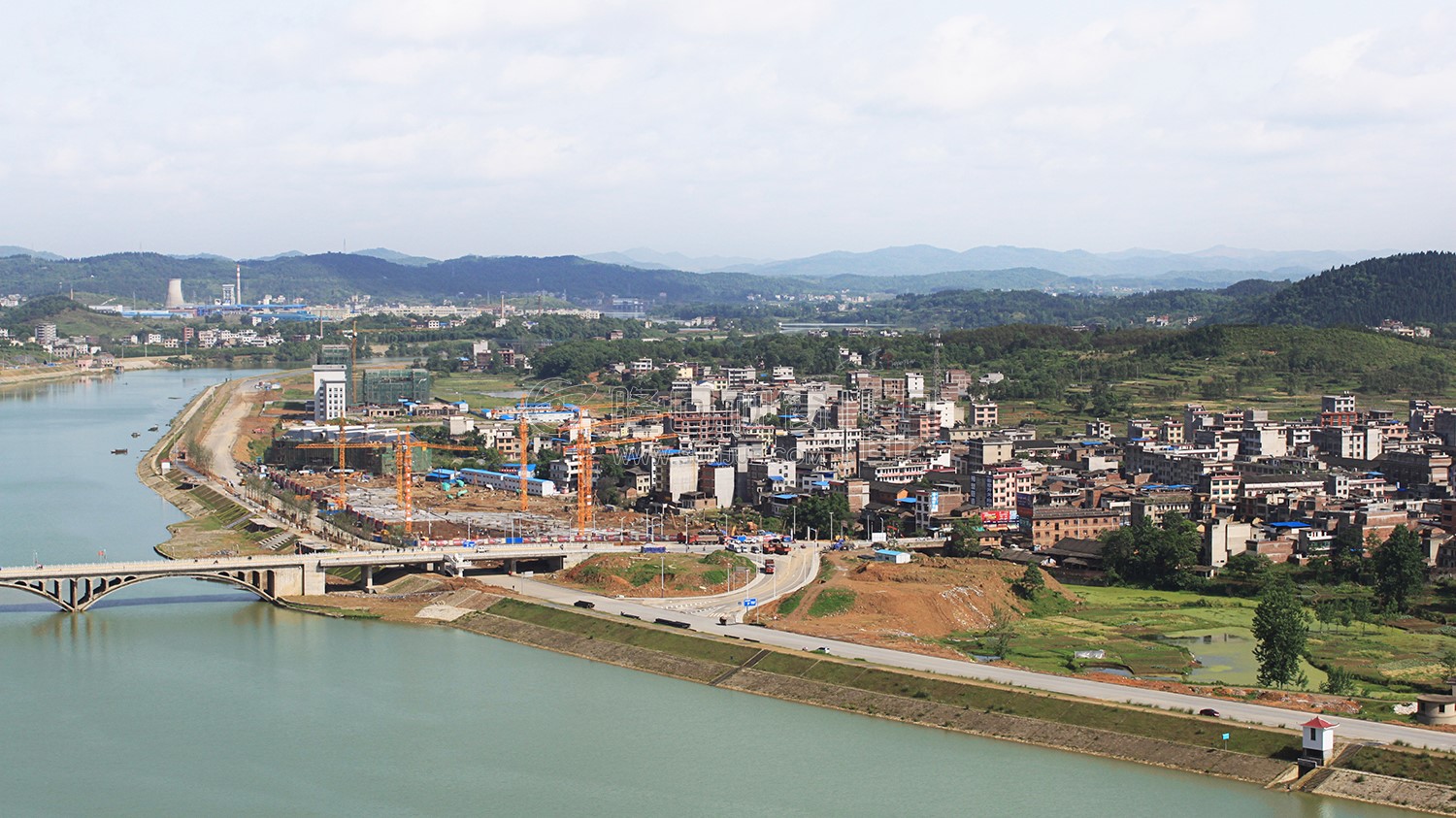 修建中的巴黎新城-隆回县城-赧水河岸两边