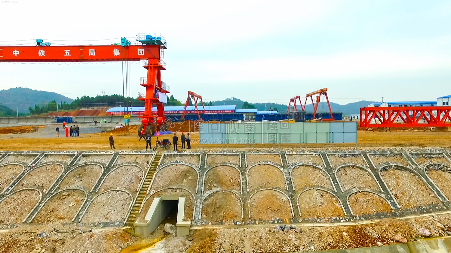 工人们围观无人机