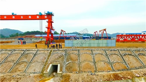 工人们围观无人机