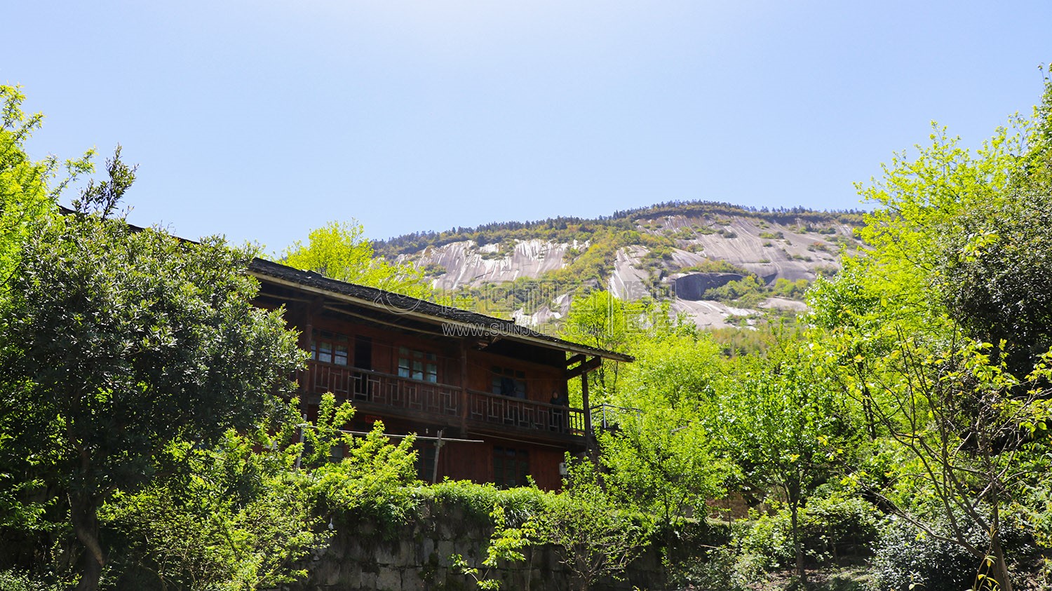 大托石瀑下的人家