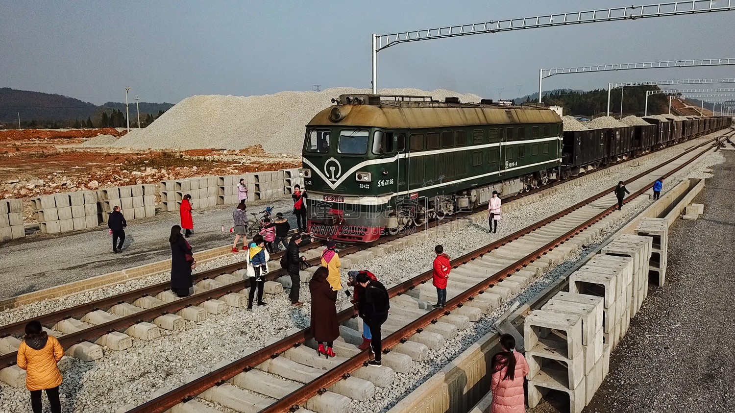 隆回高铁站-建设中实拍-铁轨已铺设