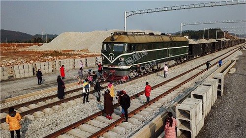 隆回高铁站-建设中实拍-铁轨已铺设