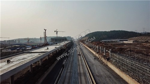 站台建设中-隆回高铁站-建设中实拍-铁轨已铺设