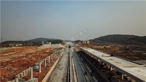 隆回高铁站-建设中实拍-铁轨已铺设