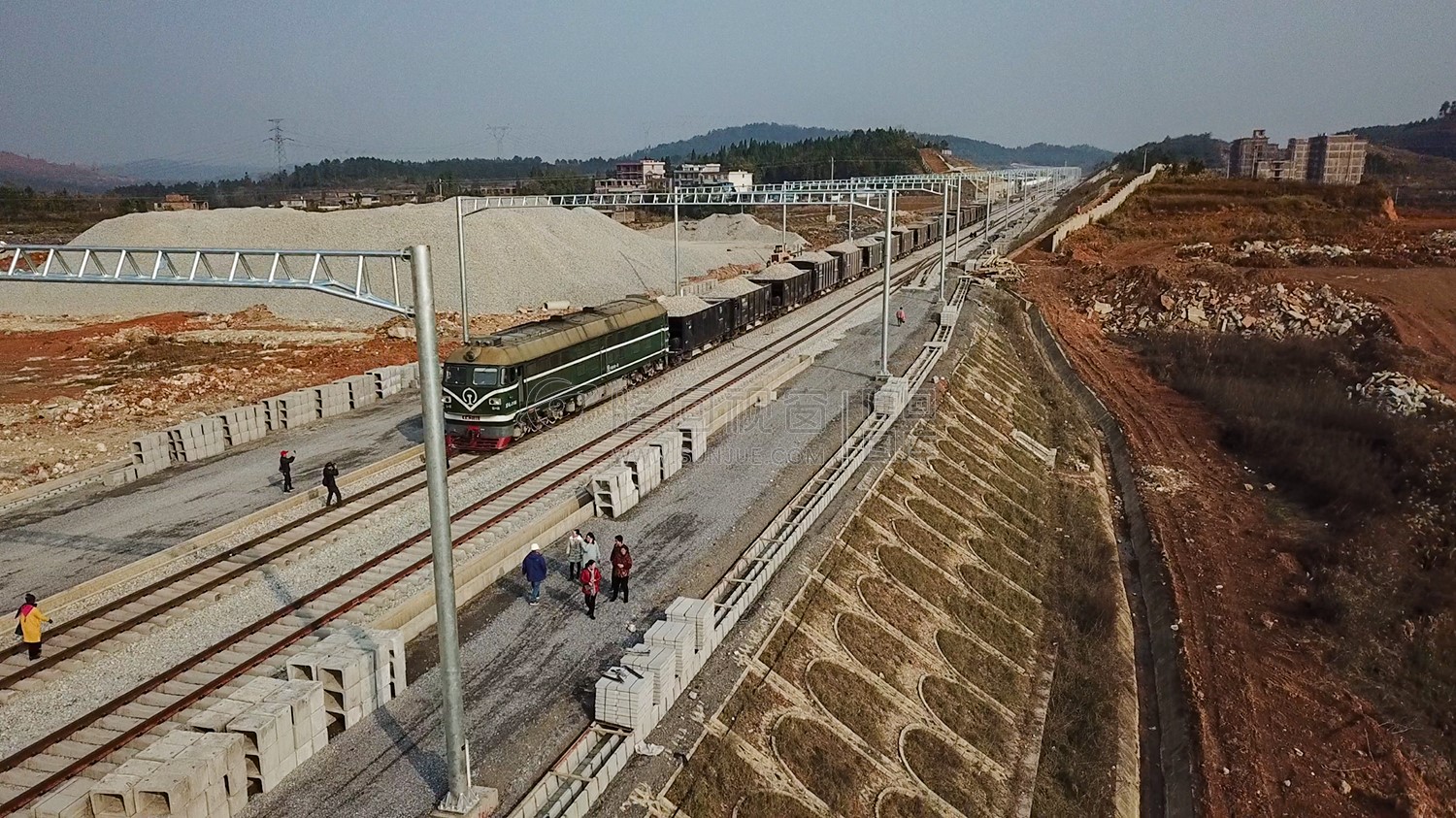 隆回高铁站-建设中实拍-铁轨已铺设