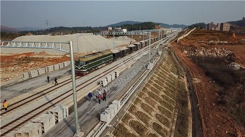 隆回高铁站-建设中实拍-铁轨已铺设