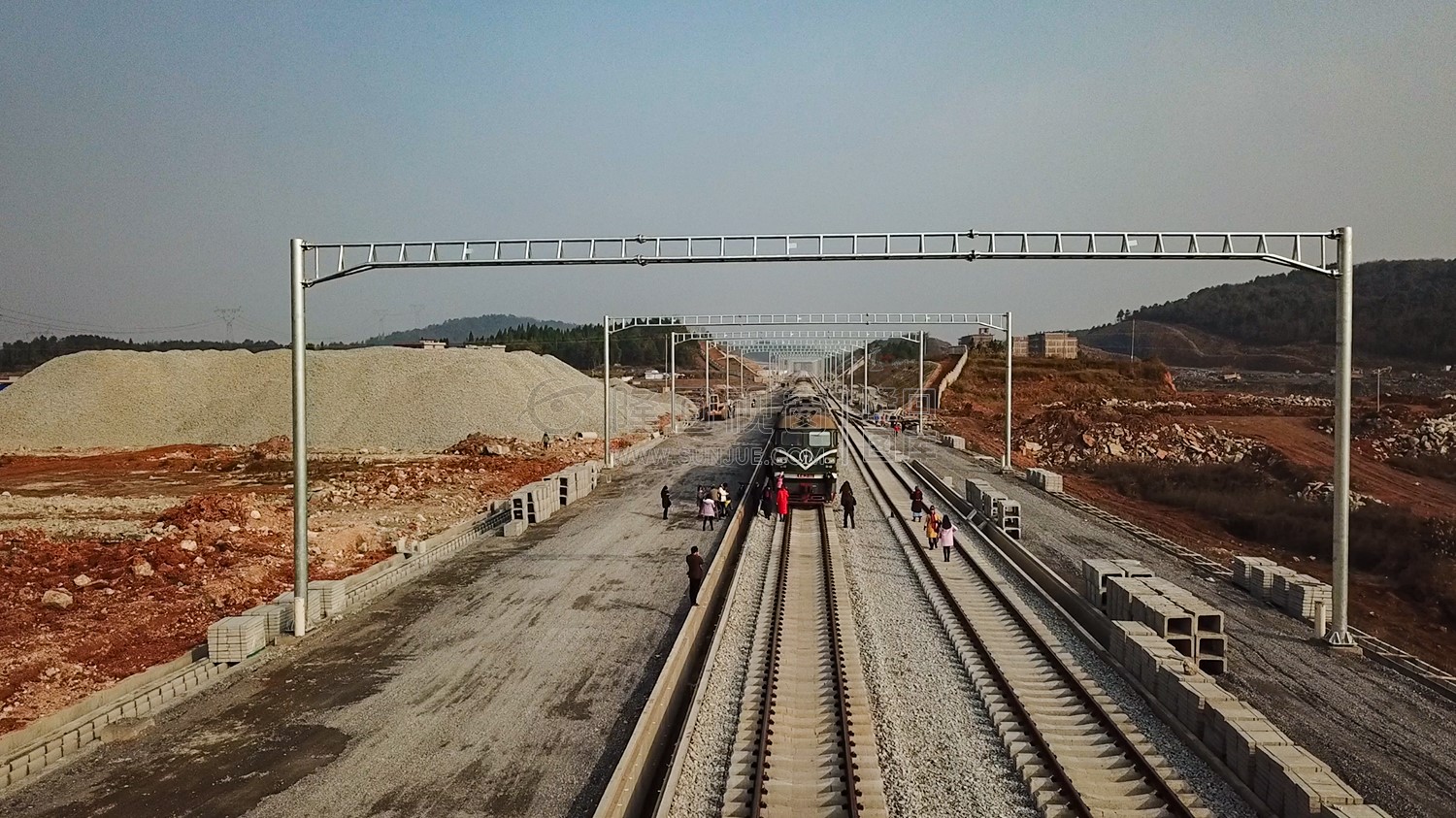 隆回高铁站-建设中实拍-铁轨已铺设