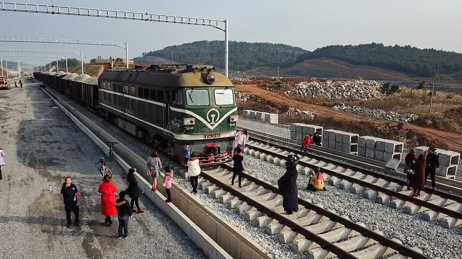 隆回高铁站-建设中实拍-铁轨已铺设