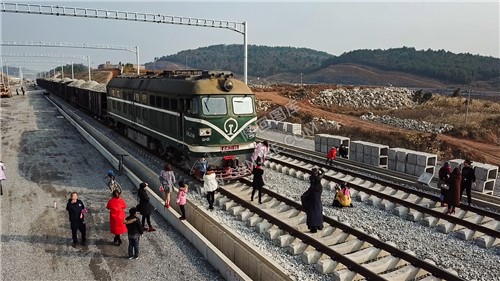 隆回高铁站-建设中实拍-铁轨已铺设