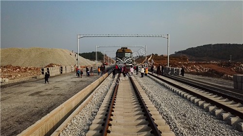 隆回高铁站-建设中实拍-铁轨已铺设