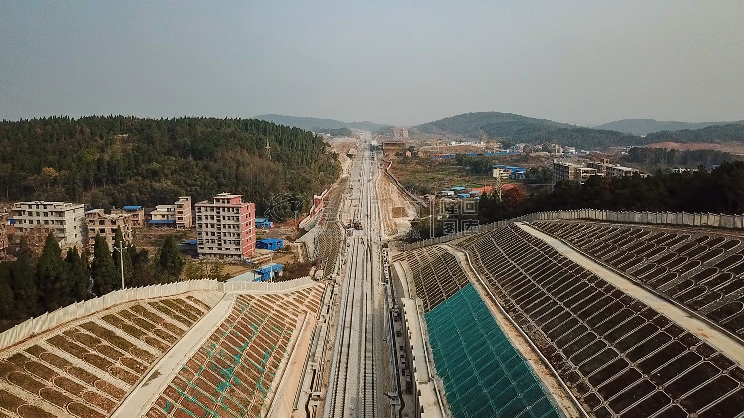 隆回高铁站-建设中实拍-铁轨已铺设